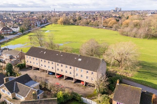 2 bed property, in Stockton Lane, £215,000