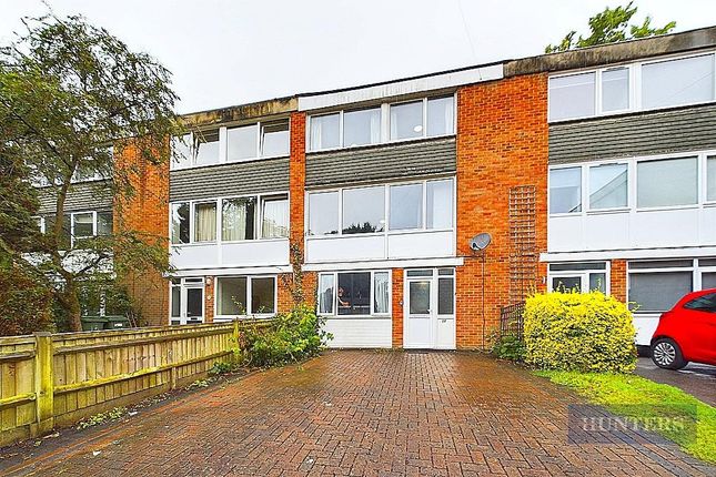 6 bed property, in Sparkford Close, £450,000