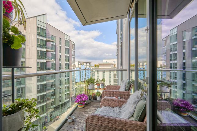 2 bed property, in Riverside Quarter, £600,000