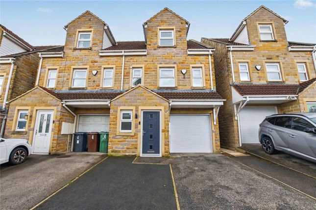 3 bed property, in Clark Spring Court, £300,000