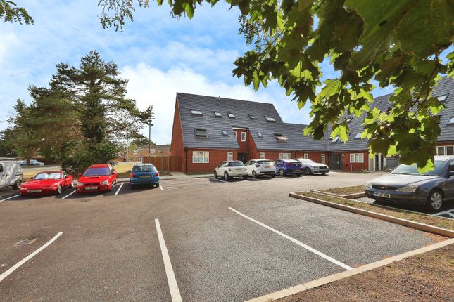 1 bed property, in Blyth Close, £205,000