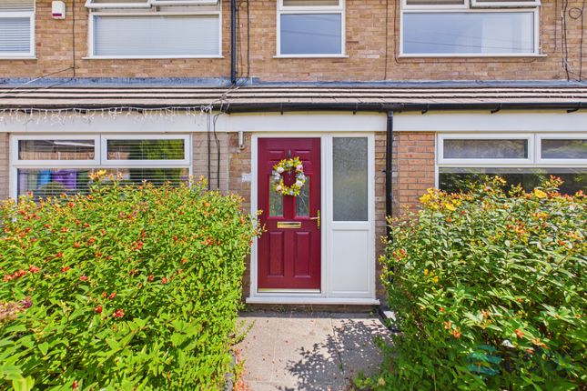 2 bed property, in Barnmeadow Road, £230,000