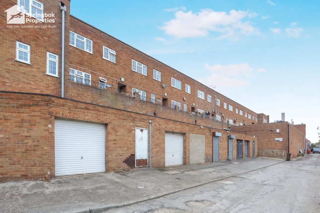3 bed property, in Wells Court, £190,000