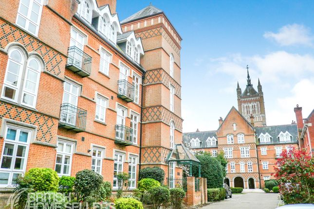 2 bed property, in Holloway Drive, £499,000
