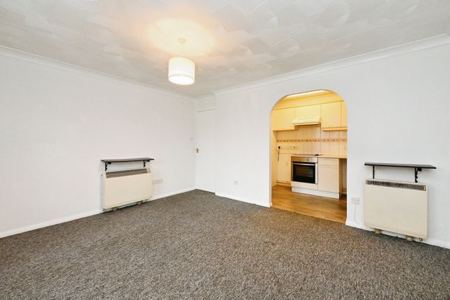 1 bed property, in Telford Close, £90,000