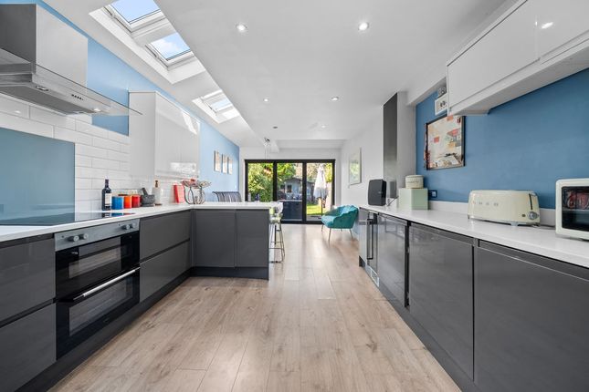 3 bed property, in Sunbury Lane, £650,000