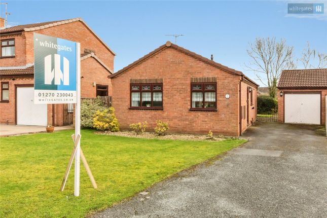 2 bed property, in Pinewood Court, £250,000