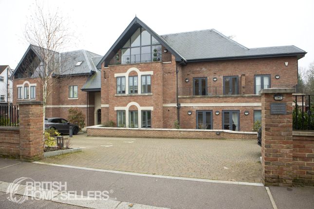 2 bed property, in Bush Hill, £600,000