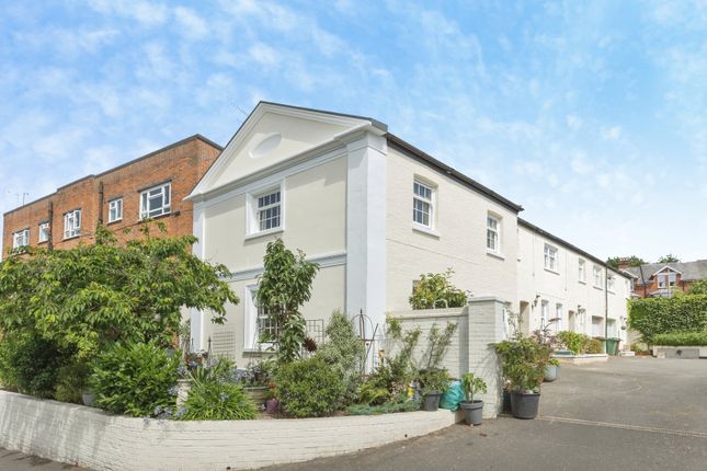 2 bed property, in Grove Hill Mews, £475,000