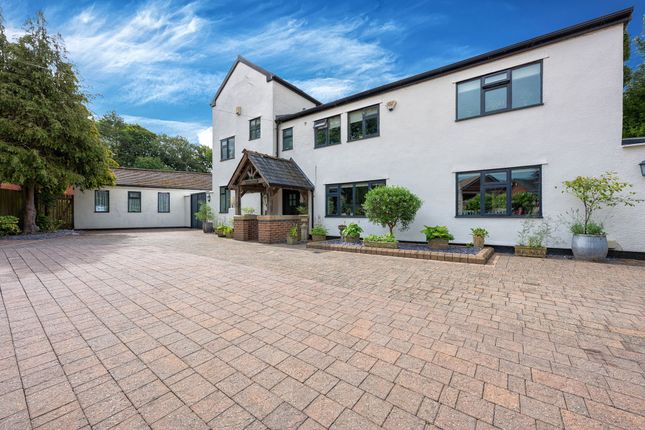 5 bed property, in Clyffes Farm Close, £900,000