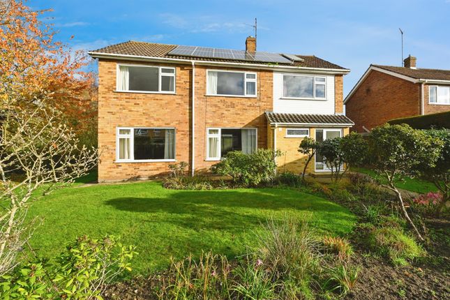 4 bed property, in Briar Close, £299,000