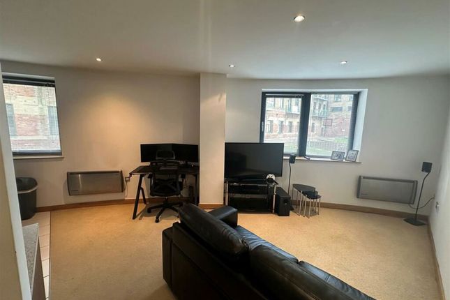 1 bed property, in Salts Mill Road, £75,000