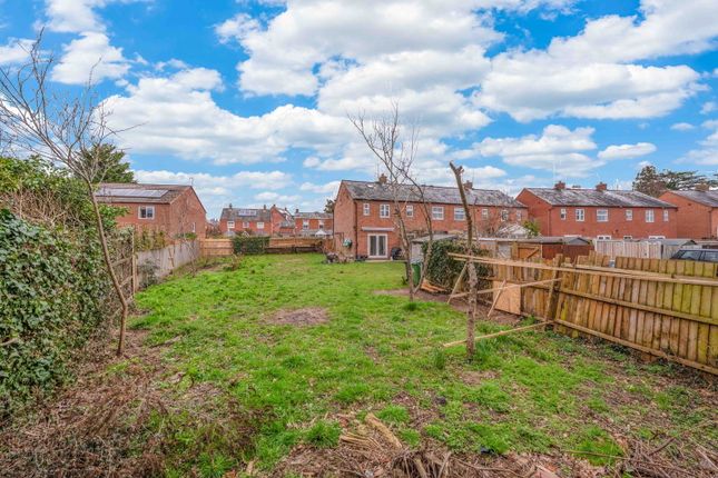 2 bed property, in The Poplars, £350,000