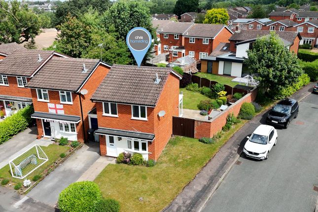2 bed property, in Laurel Close, £230,000