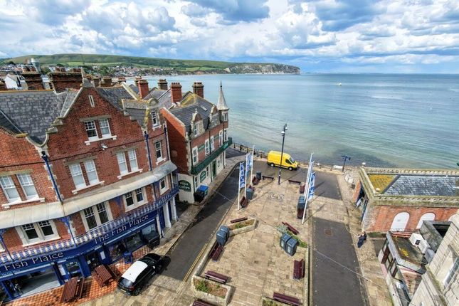 2 bed property, in The Square, £125,000