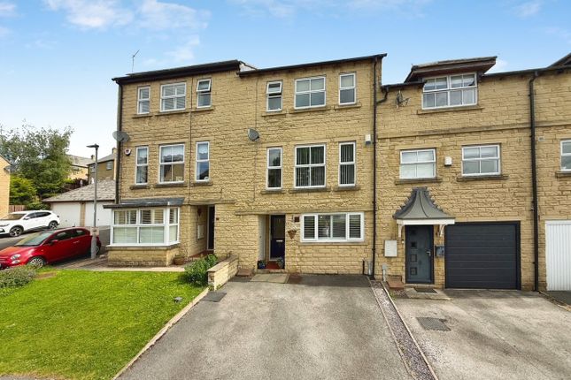 4 bed property, in Paslew Court, £270,000