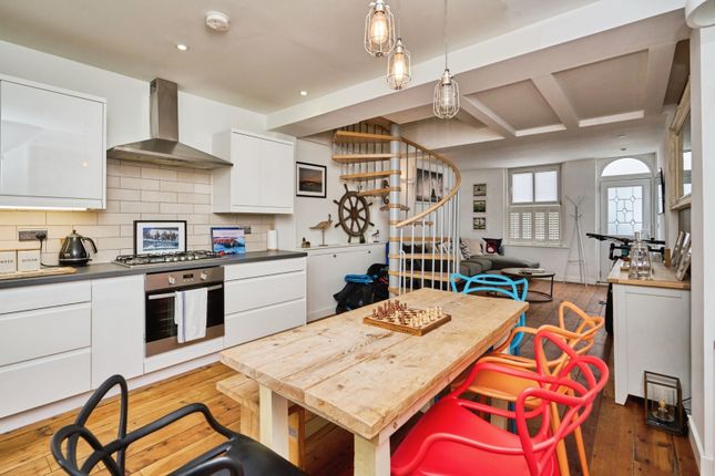 2 bed property, in Sun Hill, £360,000