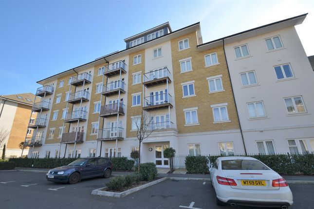 2 bed property, in Park Lodge Avenue, £305,000