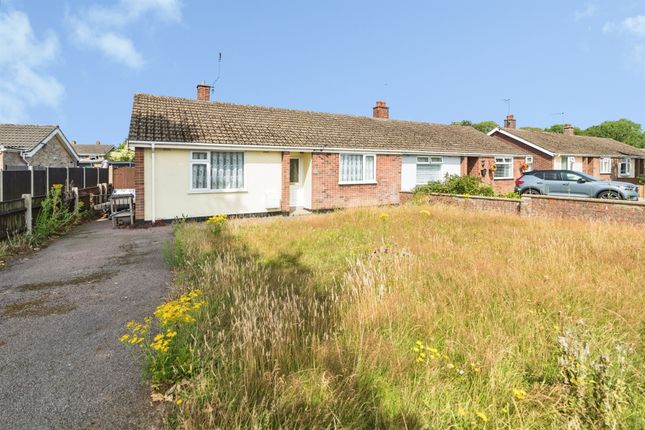 2 bed property, in Pound Farm Drive, £210,000