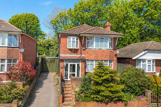 3 bed property, in Elphinstone Road, £435,000