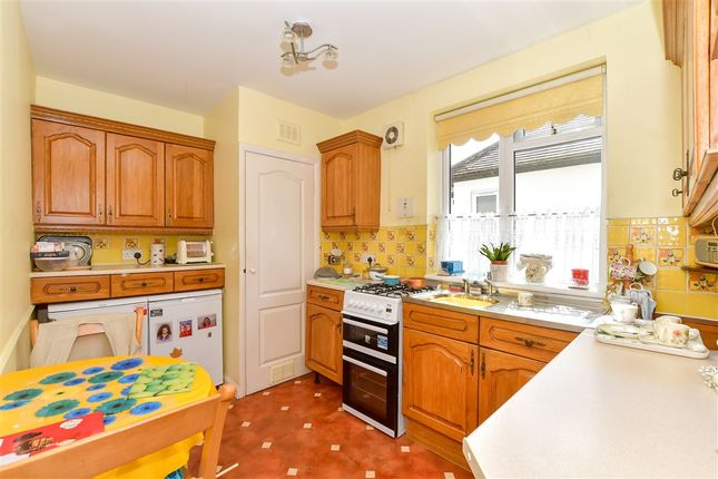 2 bed property, in Matlock Gardens, £200,000