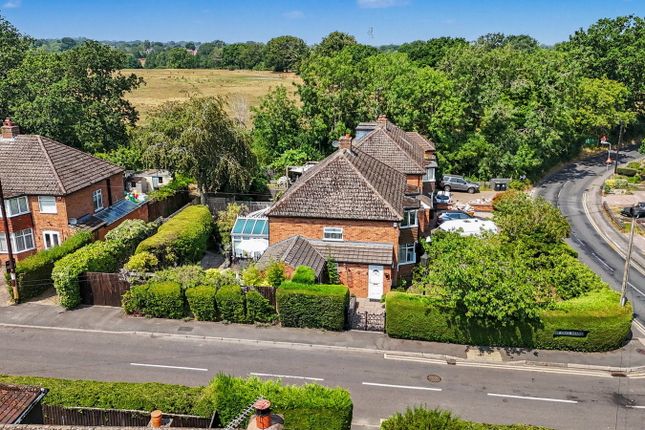 3 bed property, in Three Oaks Road, £400,000