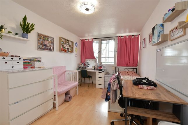 2 bed property, in Woodford Green, £250,000