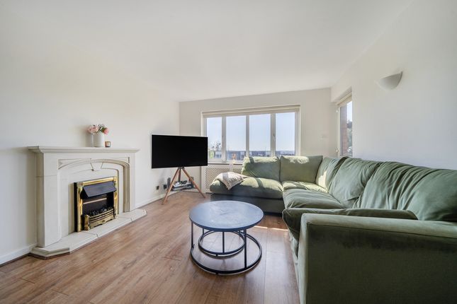 2 bed property, in Andace Park Gardens, £350,000