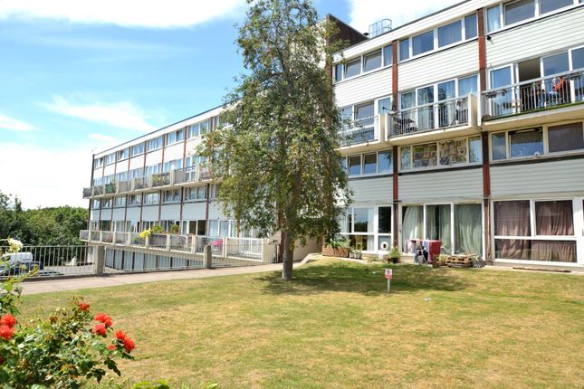 2 bed property, in Sylvan Road, £275,000