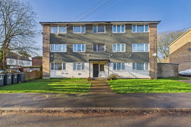 2 bed property, in Roman Close, £245,000