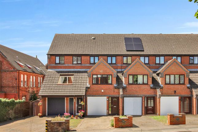 3 bed property, in NN10, £245,000