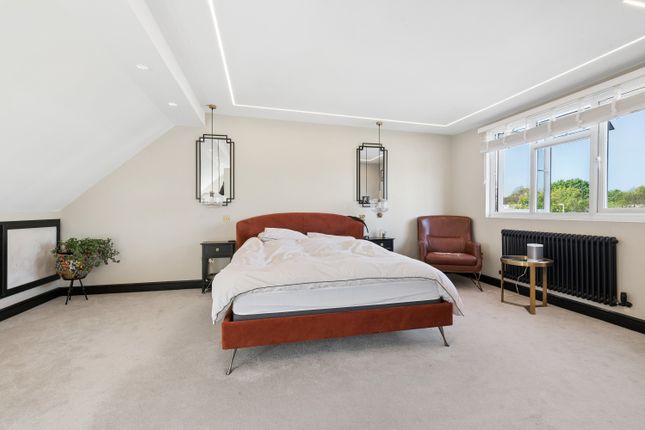 4 bed property, in Woodgate Avenue, £540,000