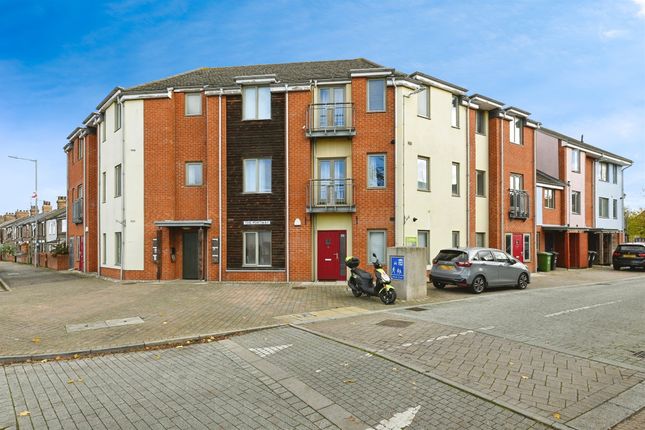 2 bed property, in The Portway, £90,000