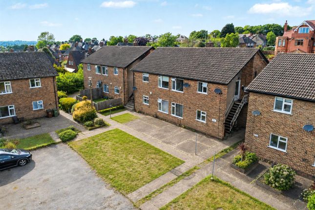 2 bed property, in Milton Court, £120,000