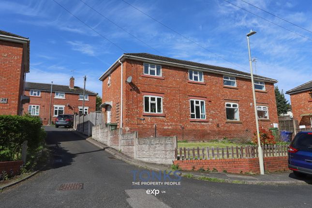2 bed property, in Drews Holloway South, £175,000