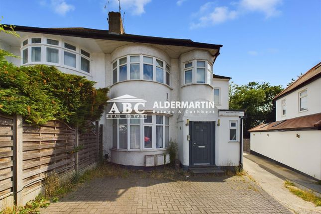 1 bed property, in Endersleigh Gardens, £229,950