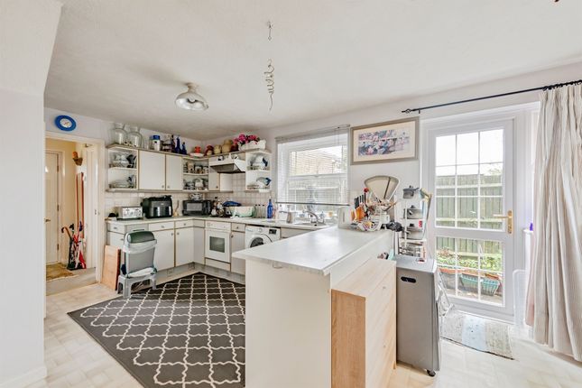 4 bed property, in Horndean Close, £525,000