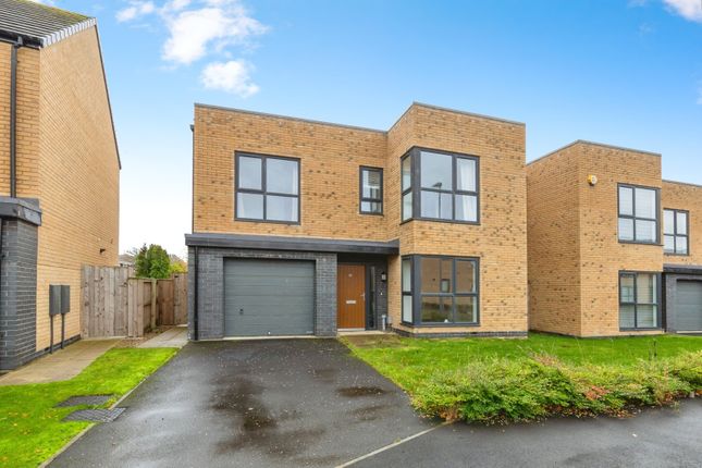 4 bed property, in Aspen Close, £290,000