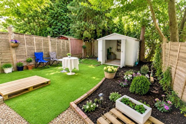 2 bed property, in Southcote Road, £185,000