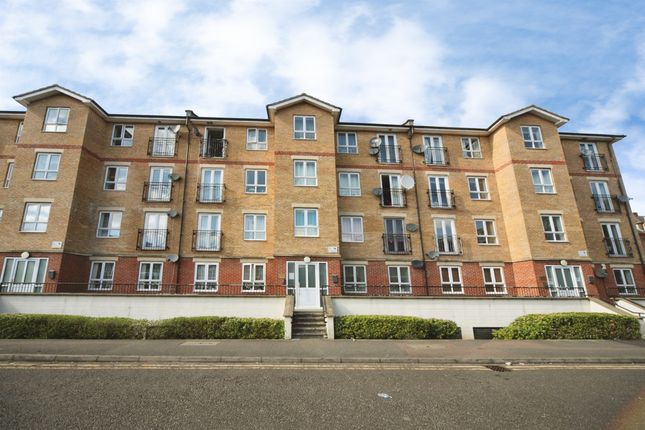 2 bed property, in Grove Road, £155,000