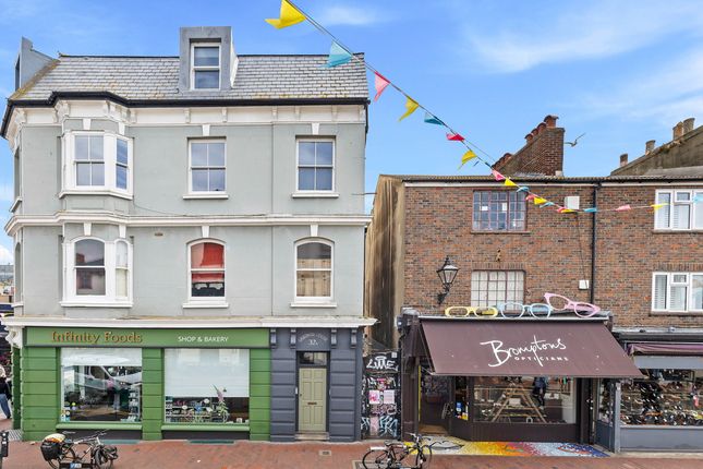 2 bed property, in Gardner Street, £400,000