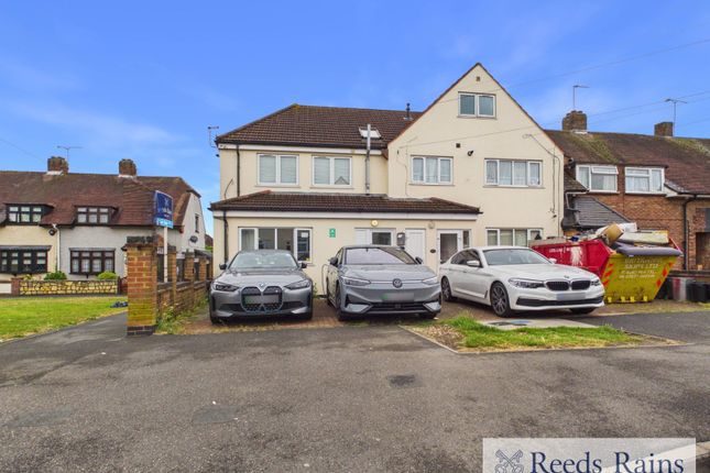 1 bed property, in The Drive, £230,000