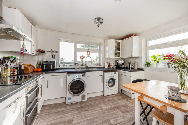2 bed property, in Stratford Court, £250,000