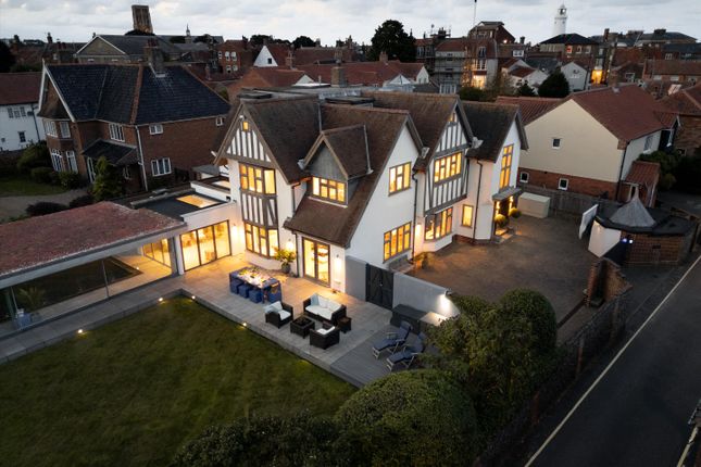 10 bed property, in Mill Lane, £3,250,000