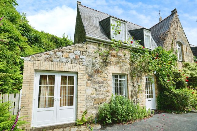 3 bed property, in Glynyweddw Estate, £325,000
