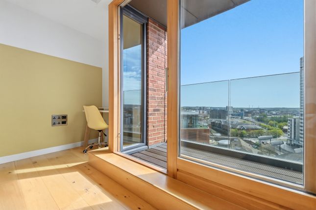 2 bed property, in Candle House, £259,950