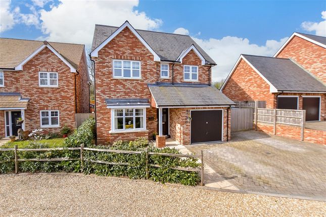 4 bed property, in Hollybush Close, £465,000