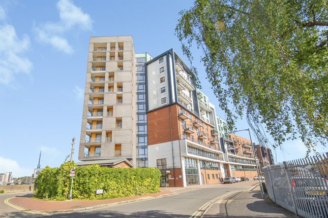 1 bed property, in Great Whip Street, £90,000