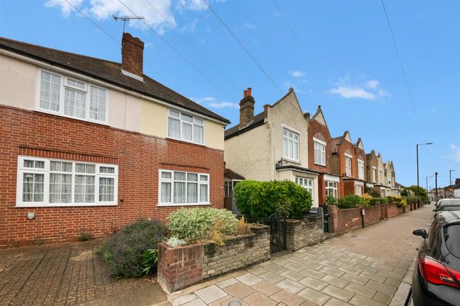 2 bed property, in Nelson Road, £550,000