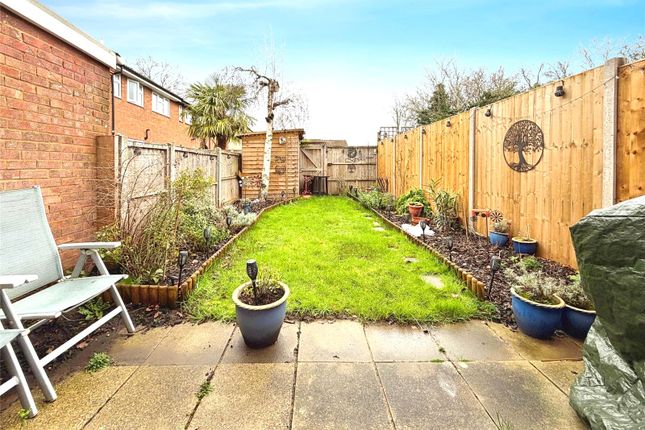 2 bed property, in Tanglewood Close, £400,000